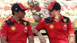 F1, la Ferrari prova ad allontanare l'incubo Olanda: tute speciali retrò e nuova livrea per il Gp di Monza. Foto e video