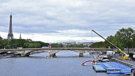 Parigi 2024, salta preolimpico di nuoto: Senna inquinata. Boom di mal di pancia dopo i Mondiali di triathlon