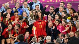 Mondiali femminili, bacio rubato dal presidente della Spagna campione a Jenni Hermoso: è scandalo