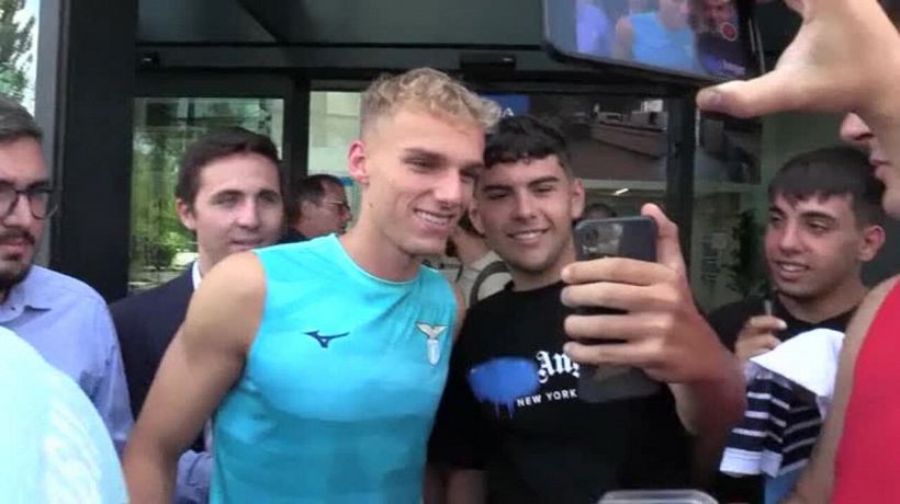 Lazio, Isaksen abbracci e selfie fuori la Paideia: "Numero di maglia? Non lo so ancora"