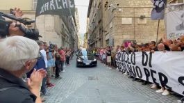 Bandiere, striscione e cori per l'ultimo saluto a Carlo Mazzone