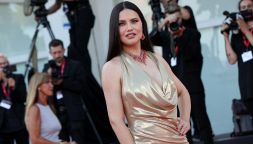 Adriana Lima tifa Reggina: le foto in maglia amaranto dopo l'esclusione dalla Serie B