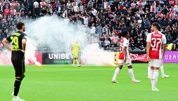 Ajax-Feyenoord, fuochi d'artificio in campo e in tribuna: sospeso De Klassieker, il big match d'Olanda