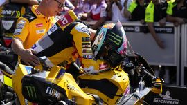 MotoGP Misano: Bagnaia più forte del dolore, immagini virali. E Bezzecchi lo prende a parolacce in diretta tv