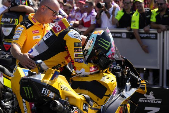 MotoGP Misano: Bagnaia più forte del dolore, immagini virali. E Bezzecchi lo prende a parolacce in diretta tv