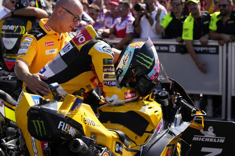 MotoGP Misano: Bagnaia più forte del dolore, immagini virali. E Bezzecchi lo prende a parolacce in diretta tv
