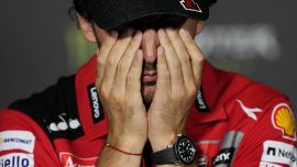 MotoGP Barcellona: caduta spaventosa per Bagnaia. Come sta Pecco: ecco il comunicato ufficiale. Guarda il video