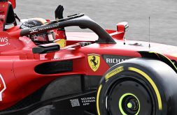 F1, Gp Singapore: capolavoro Sainz, è pole position Ferrari! Leclerc 3°, Verstappen fuori in Q2