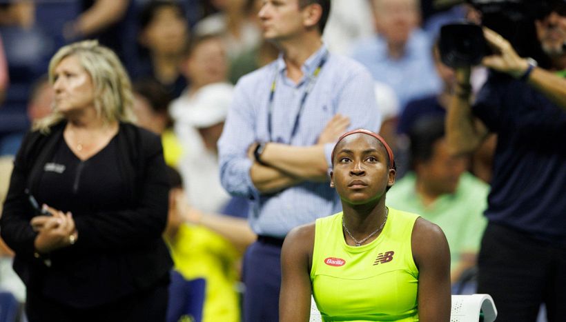 US Open, clamorosa interruzione del match tra Coco Gauff e Karolína Muchová: protesta ambientalista e resistenza a pubblico ufficiale