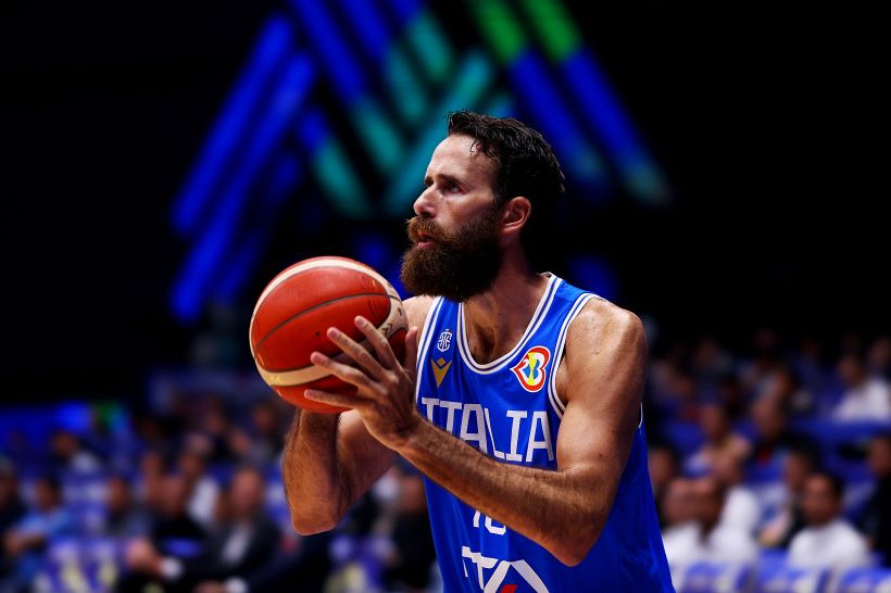 Gigi Datome dice addio al basket, l'ultima emozione con la maglia dell'Italia mentre canta Mameli