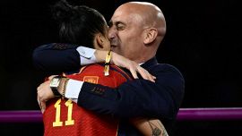 Caso Hermoso, ordine restrittivo per Rubiales per il bacio rubato: obbligo di firma e divieto di avvicinare la calciatrice