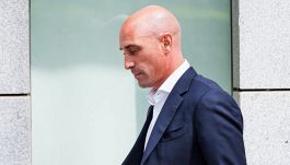 Rubiales, la Fifa lo squalifica per tre anni dopo il bacio a Hermoso: l'ex presidente annuncia ricorso