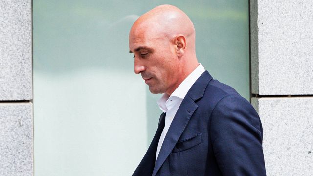 Rubiales, la FIFA lo excluye por tres años tras el beso con Hermoso, pero la sentencia ya causa polémica