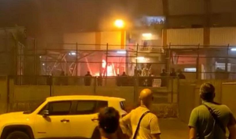 Paura dopo Taranto-Foggia: scoppia un incendio nella curva ospite, nessun ferito
