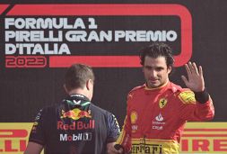 Carlos Sainz rapinato di un orologio Richard Mille a Milano dopo il GP di Monza: il pilota della Ferrari insegue e blocca i ladri