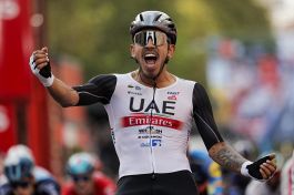 Vuelta 2023 12esima tappa, Molano vince a Saragozza (grazie a Oliveira), Evenepoel distratto