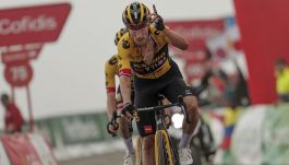 Vuelta a Espana, l'Angliru è di Roglic nel solito domino Jumbo. Kuss resiste per 8"