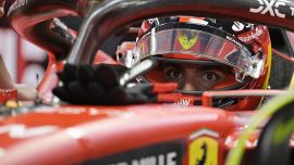 F1, GP Singapore, Sainz si gode la pole ma ammette il punto debole delle Ferrari. E Vasseur chiarisce sulla rivalità tra i piloti