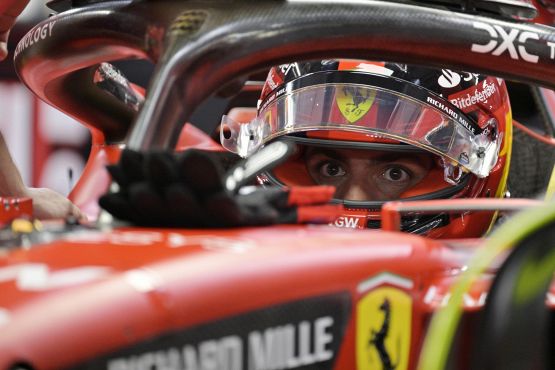 F1, GP Singapore, Sainz si gode la pole ma ammette il punto debole delle Ferrari. E Vasseur chiarisce sulla rivalità tra i piloti
