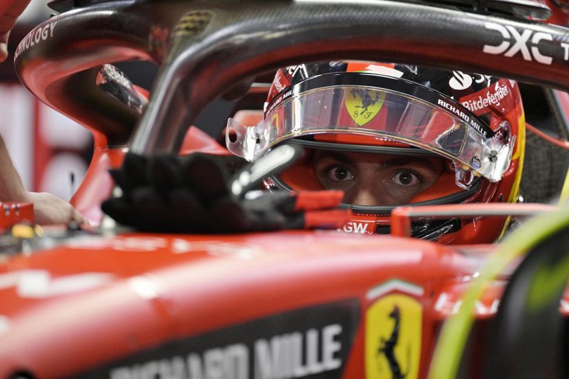 F1, GP Singapore, Sainz si gode la pole ma ammette il punto debole delle Ferrari. E Vasseur chiarisce sulla rivalità tra i piloti