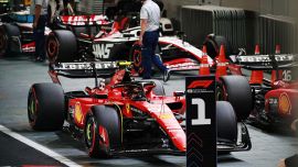 F1, GP Singapore: Sainz fa un capolavoro, la Ferrari trionfa a Marina Bay. Norris e Hamilton a podio, Leclerc 4°