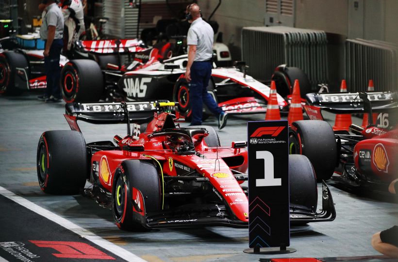 F1, GP Singapore: Sainz fa un capolavoro, la Ferrari trionfa a Marina Bay. Norris e Hamilton a podio, Leclerc 4°
