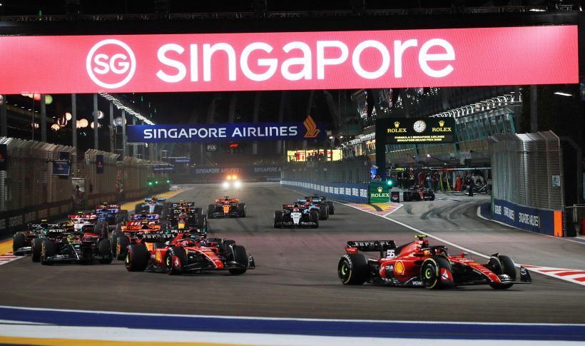 F1, GP Singapore: i tifosi applaudono Sainz per l'intelligenza tattica, ma le strategie Ferrari fanno ancora discutere