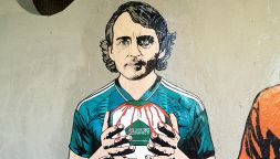 Murales contro Mancini, Ronaldo e il calcio arabo: la protesta di aleXsandro Palombo a San Siro