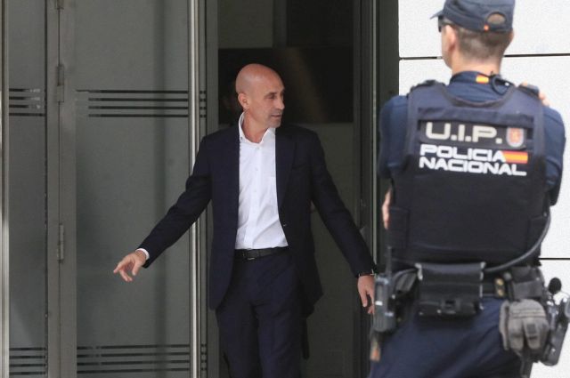 Spagna, Rubiales arrestato appena sbarcato dall'aeroporto: è indagato per riciclaggio e corruzione