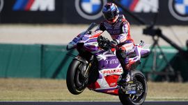 MotoGP Indonesia, Sprint Race: Martin scatenato, vince, supera Bagnaia (8°) e va in testa al Mondiale. Ducati campione