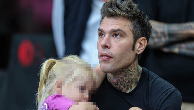 Lazza e Fedez con i figli a tifare durante Milan-Verona: per la prima volta a San Siro con nonno Franco e senza Chiara Ferragni