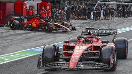 F1, Ferrari: non solo tute, livrea speciale per Las Vegas in stile anni '70. E si prova a scongiurare lo sciopero