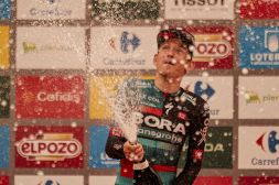 Vuelta 2023 tappa 9, follia dell'organizzazione: tappa neutralizzata ai -2 per fango, vince Kamna