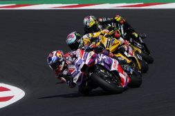 MotoGP Misano: Martin è inavvicinabile e trionfa. Bezzecchi e Bagnaia eroici a podio nella tripletta Ducati