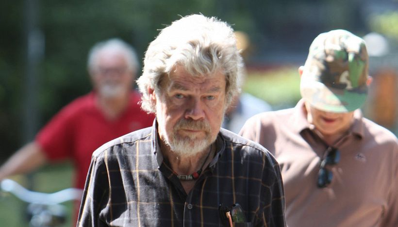 Reinhold Messner affronta un nuovo attacco: il Re degli ottomila declassato, gli è vicino proprio il "rivale" Ed Viesturs