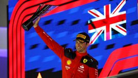F1, pagelle GP Singapore: Sainz genio assoluto, finalmente Ferrari, Leclerc sacrificato, che jolly Mercedes, Verstappen ridimensionato