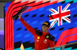 F1, pagelle GP Singapore: Sainz genio assoluto, finalmente Ferrari, Leclerc sacrificato, che jolly Mercedes, Verstappen ridimensionato