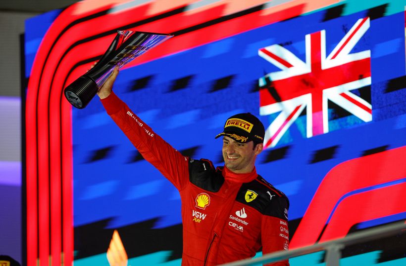 F1, pagelle GP Singapore: Sainz genio assoluto, finalmente Ferrari, Leclerc sacrificato, che jolly Mercedes, Verstappen ridimensionato