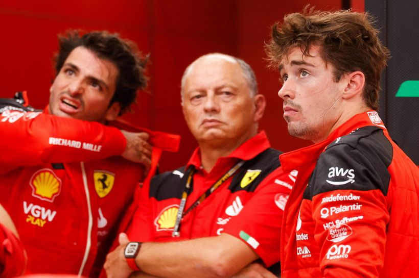 F1, Ferrari: Leclerc e Sainz, fumata bianca sul rinnovo, l'indiscrezione. E Vasseur presenta il conto del tombino a Las Vegas