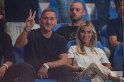 Genoa-Roma, Totti a Marassi con Noemi e la figlia Isabel: l'ex Capitano lascia lo stadio in anticipo