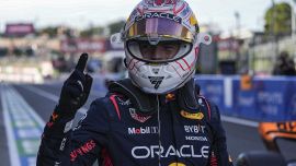 F1 Gp Giappone: Verstappen torna dominatore, Red Bull campione costruttori. Ferrari battute dalle McLaren. Leclerc e Sainz fuori dal podio