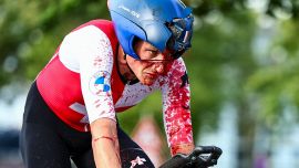 Ciclismo, la terribile caduta di Kung agli Europei: il casco gli salva la vita