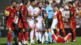 Roma-Monza, moviola: l’arbitro Ayroldi esagera, tutti i casi dubbi