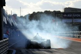 Formula E, paura a Valencia: scoppia un incendio ai box durante i test, meccanico in ospedale. Sessione cancellata