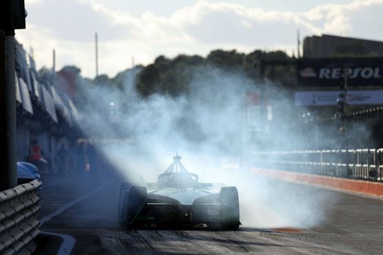 Formula E, paura a Valencia: scoppia un incendio ai box durante i test, meccanico in ospedale. Sessione cancellata