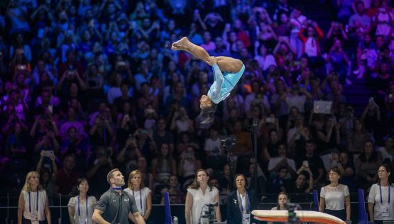 Simone Biles nella leggenda, le spettacolari immagini del salto impossibile ai mondiali di Anversa