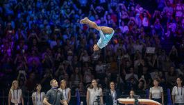 Simone Biles nella leggenda, le spettacolari immagini del salto impossibile ai mondiali di Anversa