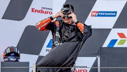 MotoGP, Vinales è Batman sul podio in Indonesia: svelato il motivo del travestimento