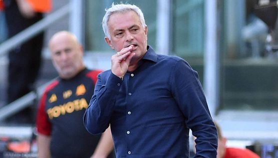 Mourinho, dalle manette al binocolo fino a Roma-Monza: tutti gli show dello Special One in panchina