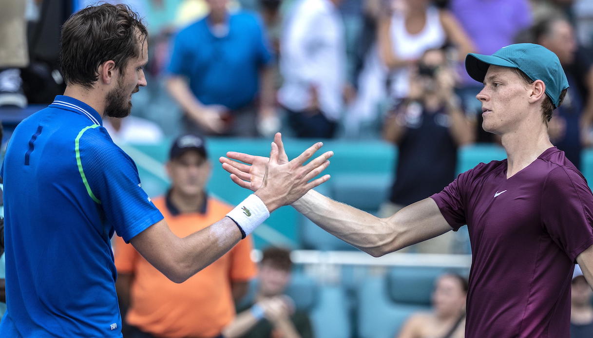 Sinner quebra tabu contra Medvedev e vence ATP 500 de Pequim - Rádio  Itatiaia